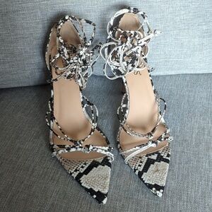 Wet Kiss Sultry Pointed Toe Snakeskin Print Lace Up Heels Size 40 US 9.5